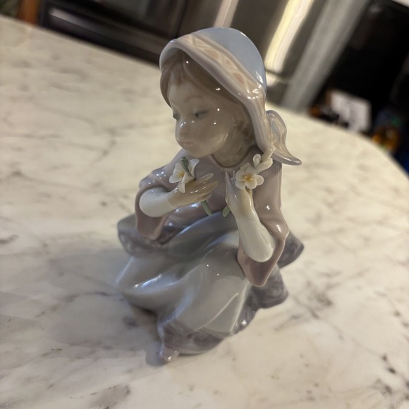 Lladro #5752 Precious‎ Figurine Little Virgin Mint Condition w/o Box - Picture 1 of 5